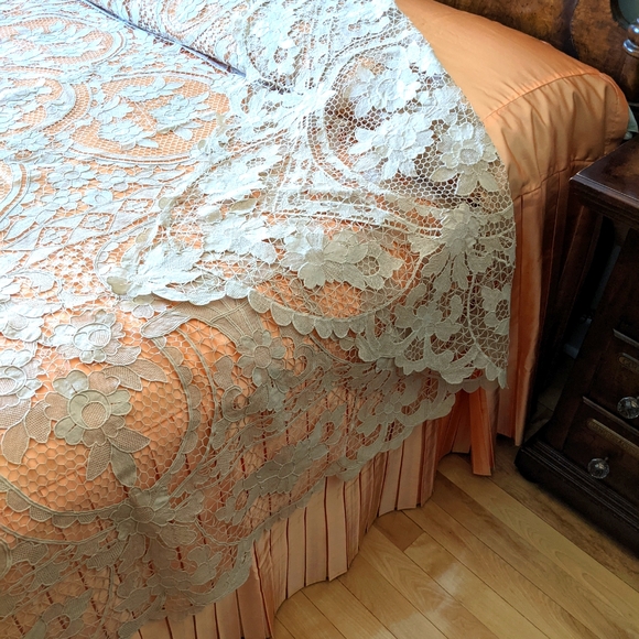 Satin and Lace QUEEN BEDSPREAD - 2 pieces - Picture 3 of 7